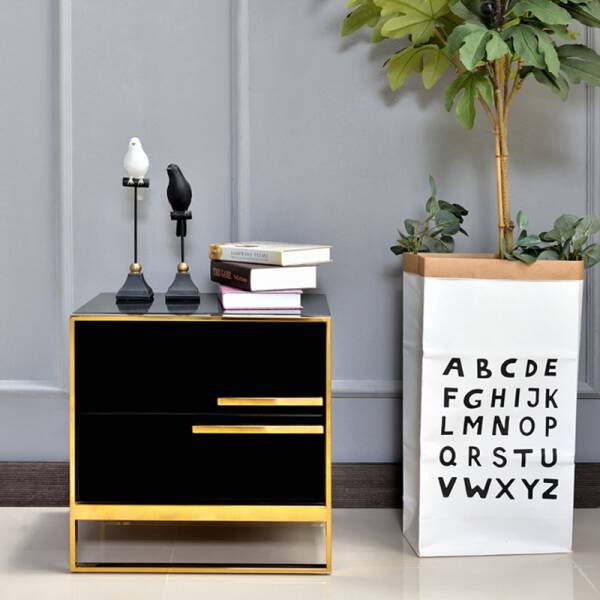 ด้านหน้า โต๊ะข้างเตียง พร้อมลิ้นชักสองชั้นสีดำขอบทอง - Premium Black Side Table
