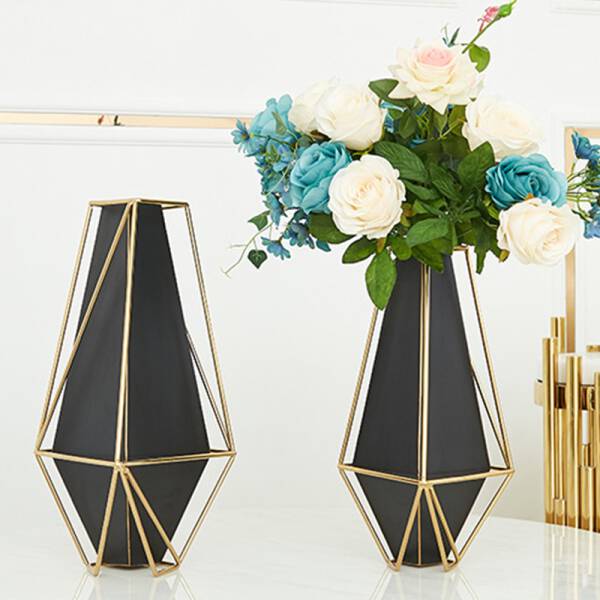 ขาย แจกันสำหรับตกแต่งบ้าน Black and Gold Decorating Vase ลดราคา