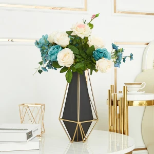 ขาย แจกันสำหรับตกแต่งบ้าน Black and Gold Decorating Vase ราคาพิเศษ