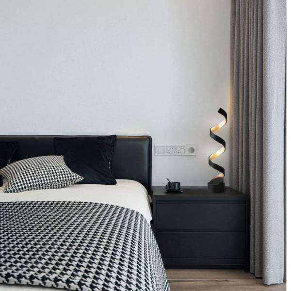 โคมไฟตั้งพื้น - Black & Gold Twist Floor Lamp