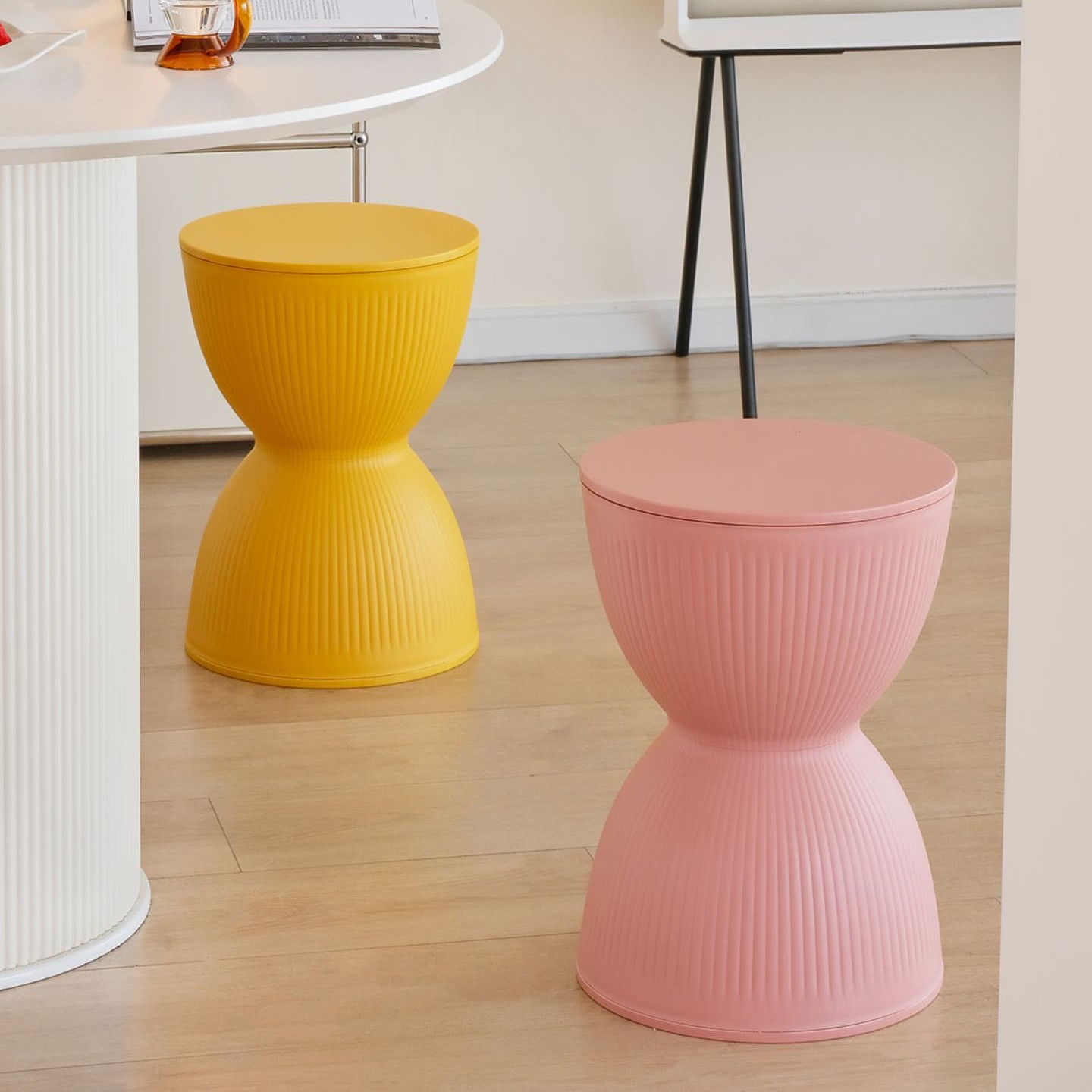 โต๊ะข้างตกแต่งบ้าน – Hourglass Designed Decor Side Table