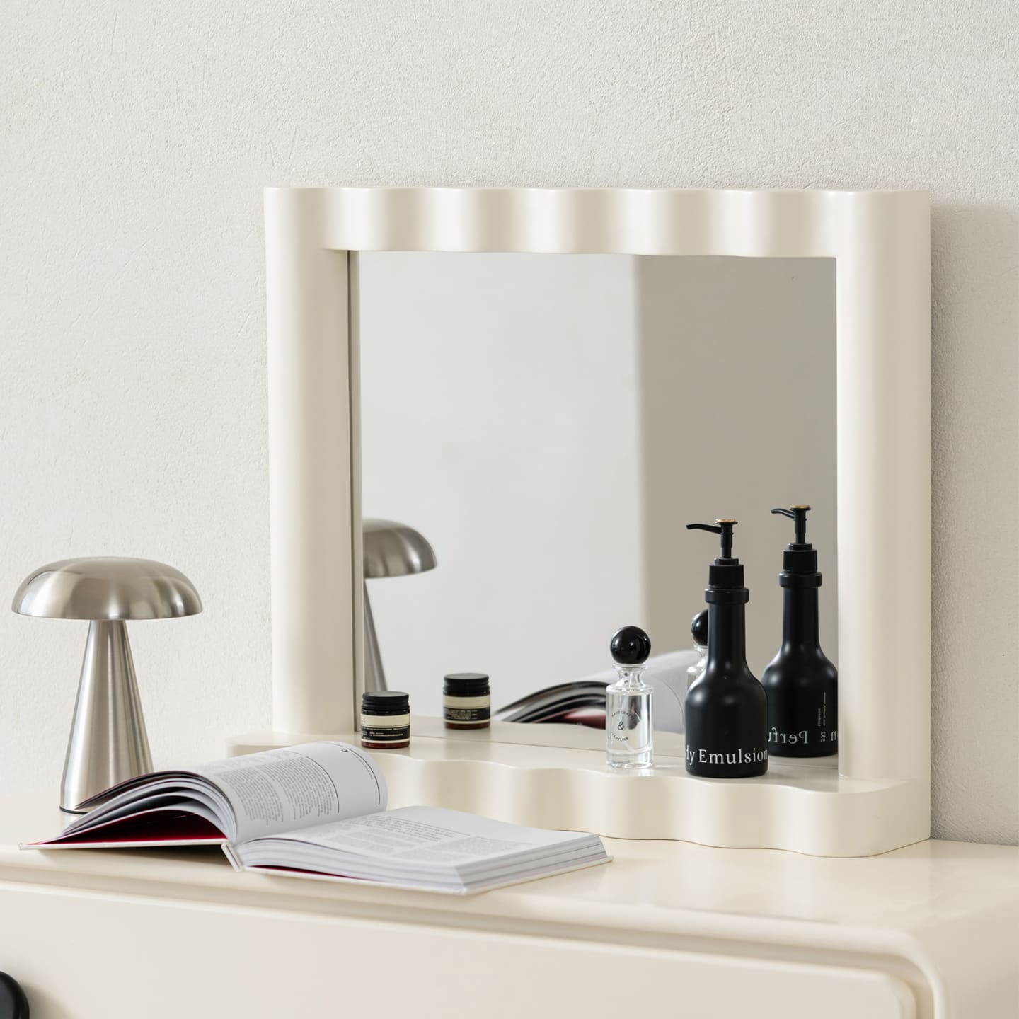 กระจกแต่งหน้าตั้งโต๊ะ – Wavy Frame Mirror